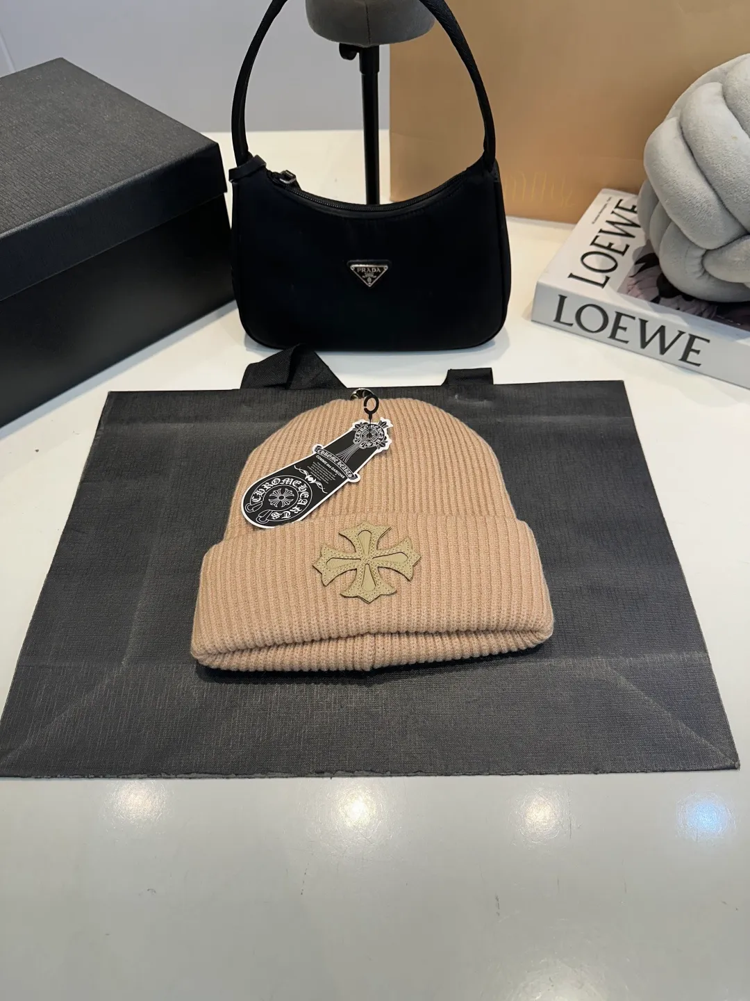 P46 Crow Heart Wool Hat, too flattering for your face. No matter you have a long face, a round face or a square face, you can easily wear it because the hat is very thick, so your face looks small, delicate and cute. Fashionable street style, recommended hat for autumn and winter.